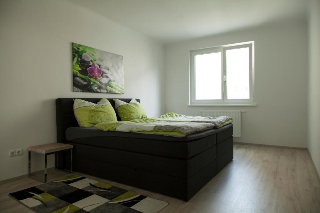 Bett in einem Zimmer mit Fenster in der Unterkunft Viennaflats - Apartment Prater in Wien