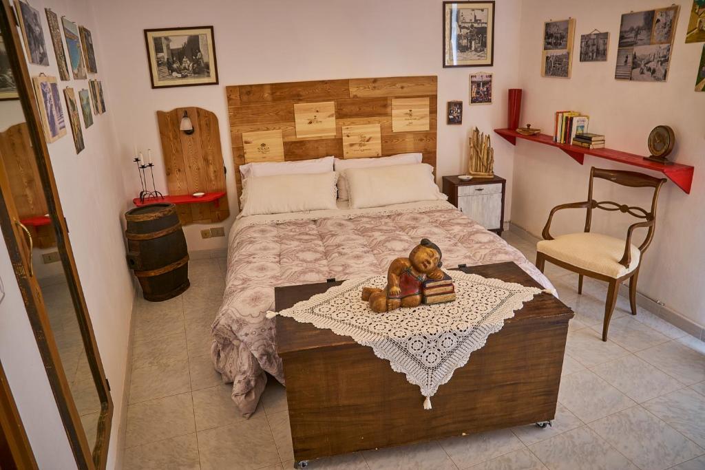 a bedroom with a bed with a teddy bear on a table at e ci rivò su in Licodia Eubea