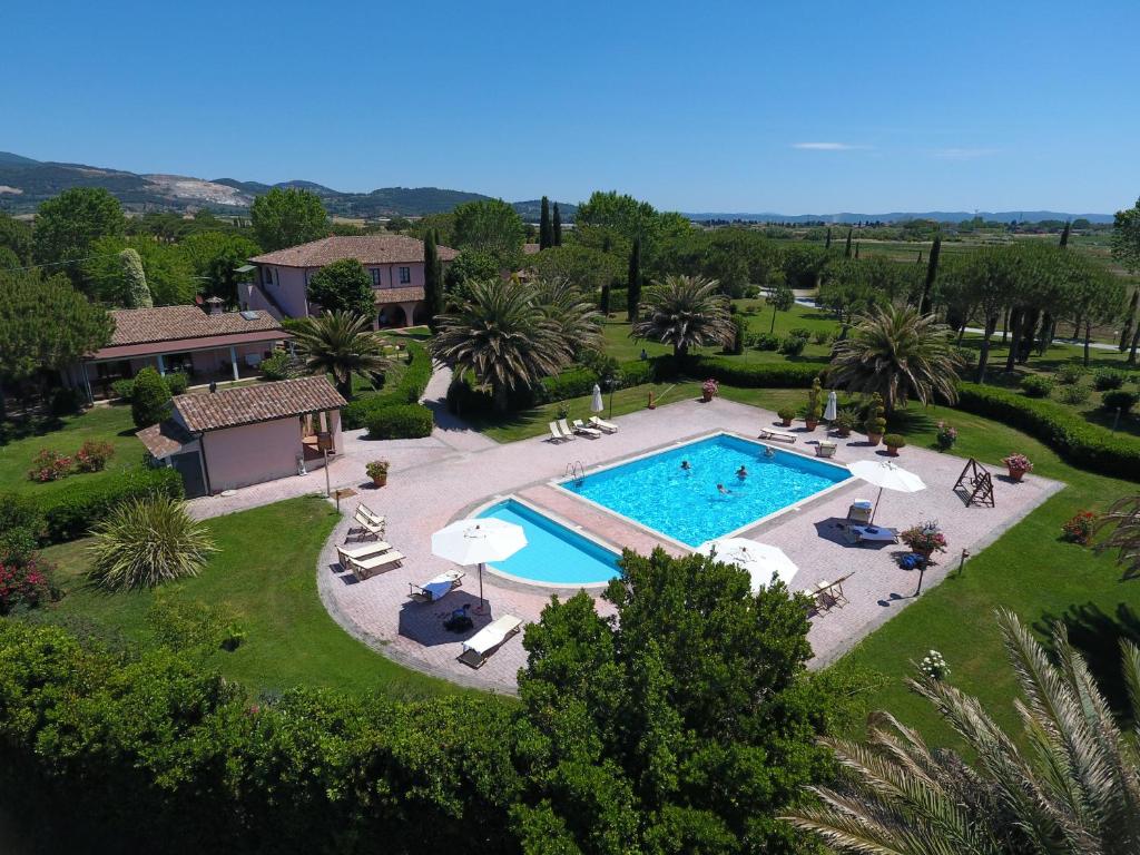 una vista aérea de una piscina en un patio en Agriturismo Villa Toscana, en Campiglia Marittima