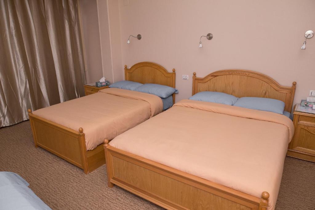 Postel nebo postele na pokoji v ubytování Guardian Guest House