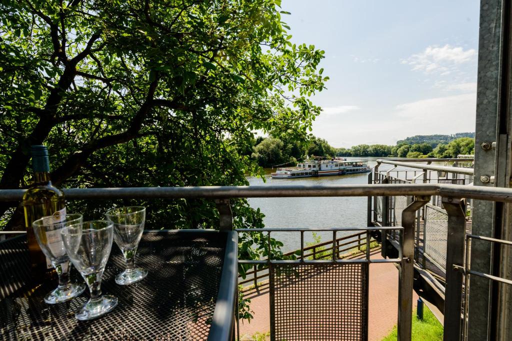 Un balcón o terraza de Weserwohnung - Bootshaus Urlaub am Wasser