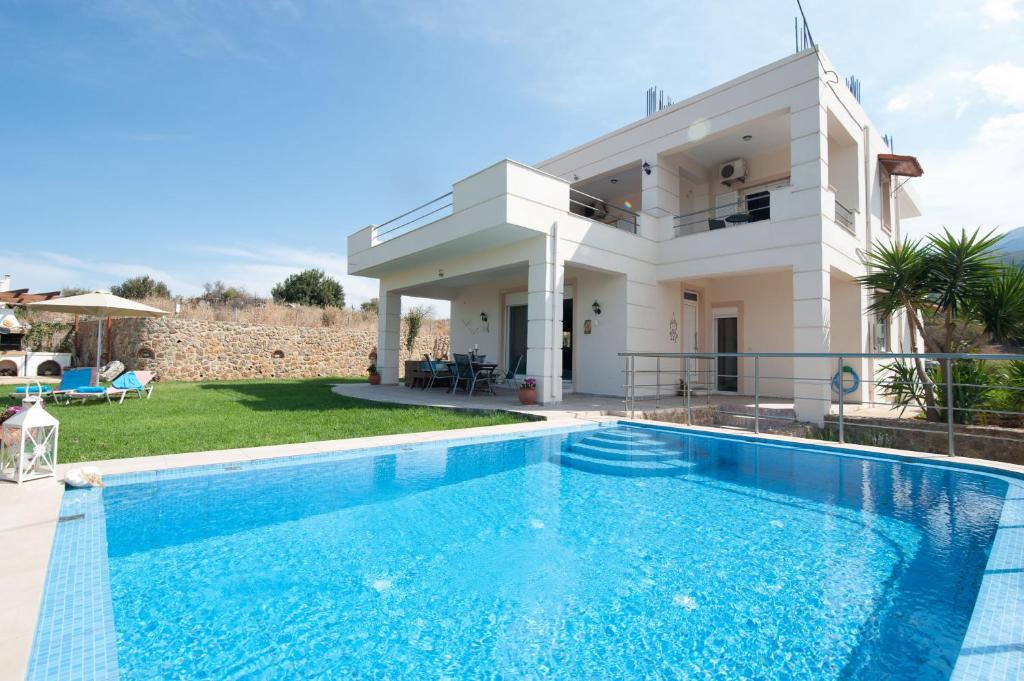 een villa met een zwembad voor een huis bij Villa Amfimala in Georgioupolis