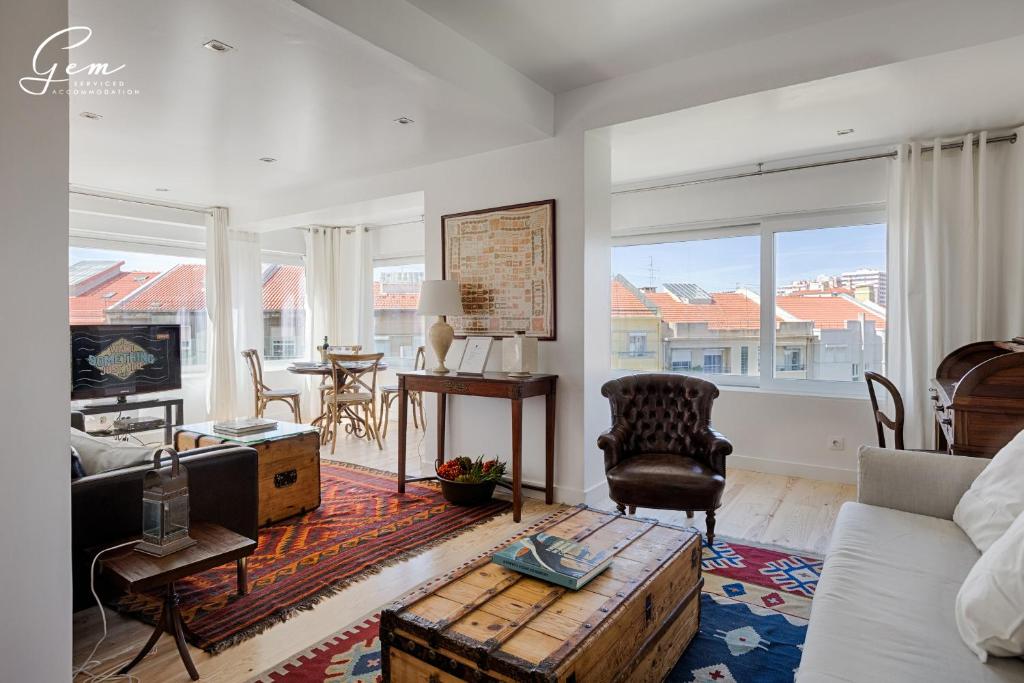 uma sala de estar com um sofá e uma mesa em Seven Rivers Luxury Apartment em Lisboa