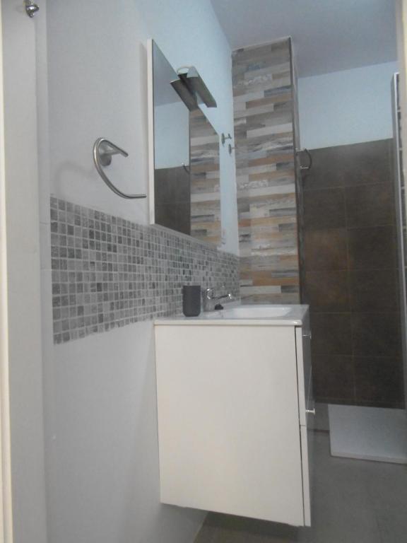 A bathroom at Apartamento Medanero FGF