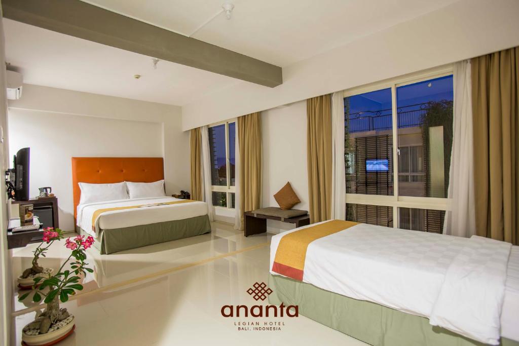 Postel nebo postele na pokoji v ubytování Ananta Legian Hotel