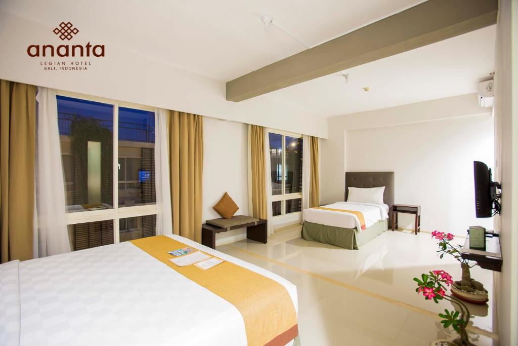 Postel nebo postele na pokoji v ubytování Ananta Legian Hotel