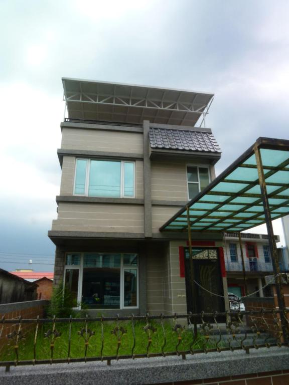 a house with a roof on top of it at Wish enjoy happy Homestay in Ligang