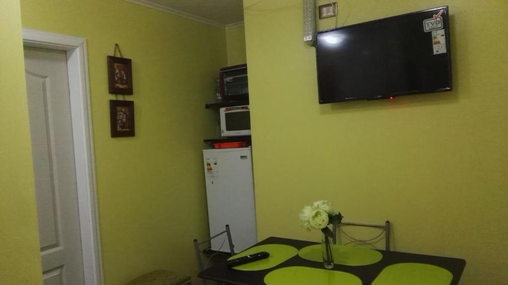 プエルトモントにあるCasa-Departamento Gimar Choroyの壁にテーブルとテレビが備わる部屋