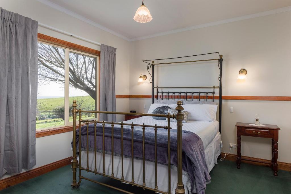 Postel nebo postele na pokoji v ubytování Killynaught Spa Cottages