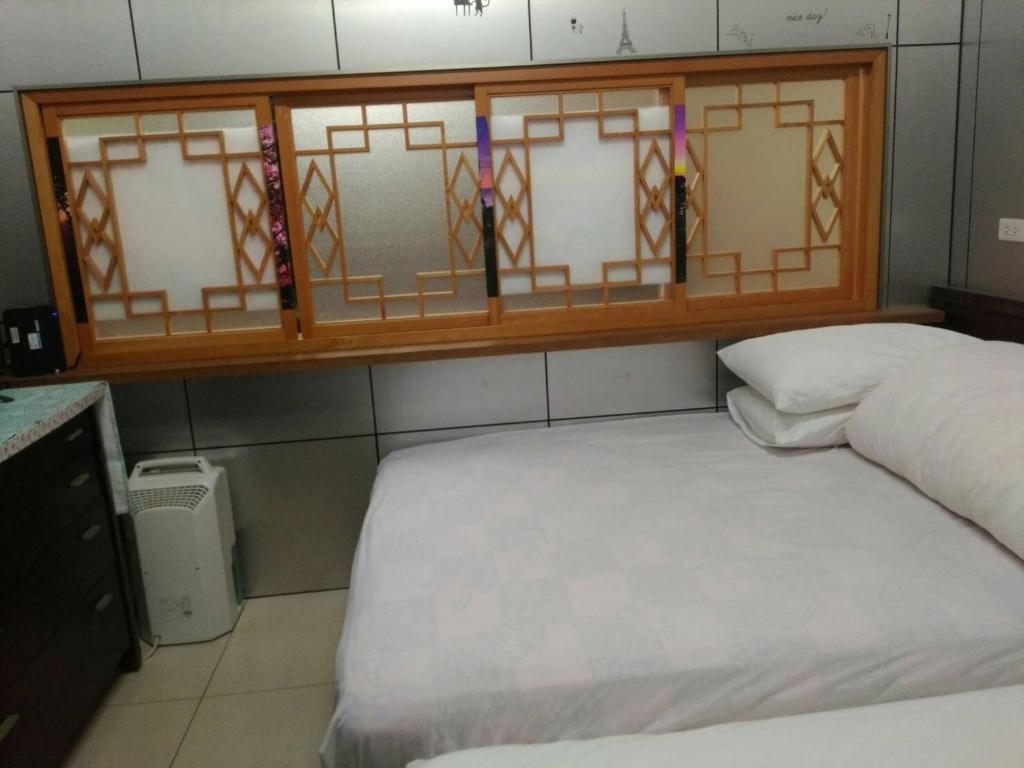 Postel nebo postele na pokoji v ubytování 奮起湖車站 揚揚老街民宿