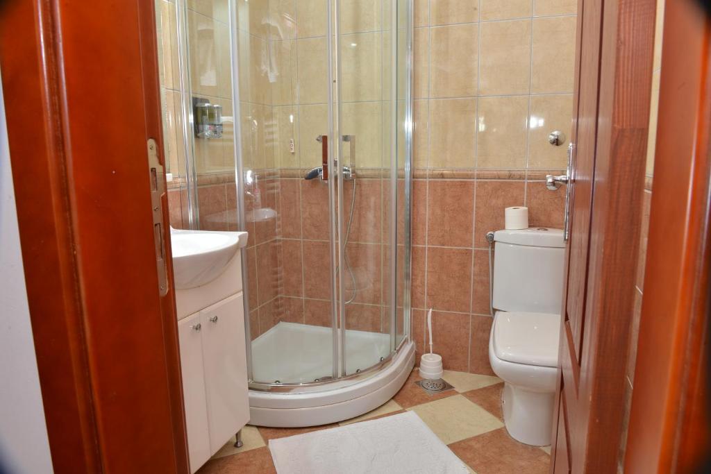 Koupelna v ubytování Apartment and Rooms In Club