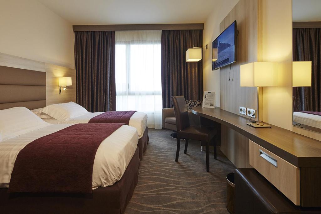 Postel nebo postele na pokoji v ubytování Kyriad Prestige Lyon Est - Saint Priest Eurexpo Hotel and SPA