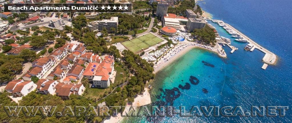 una vista aérea de un complejo junto al océano en Beach Apartments Dumičić, en Podstrana