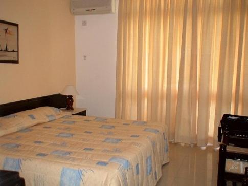Postel nebo postele na pokoji v ubytování Kenya Bay Beach Hotel