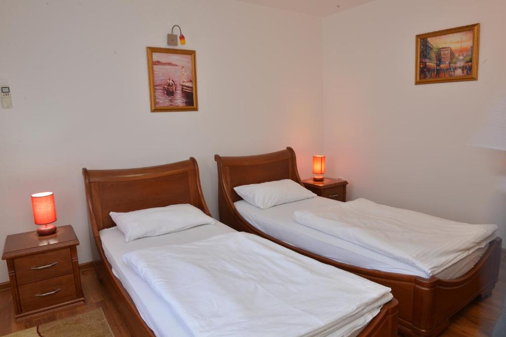 Postel nebo postele na pokoji v ubytování Apartment and Rooms In Club
