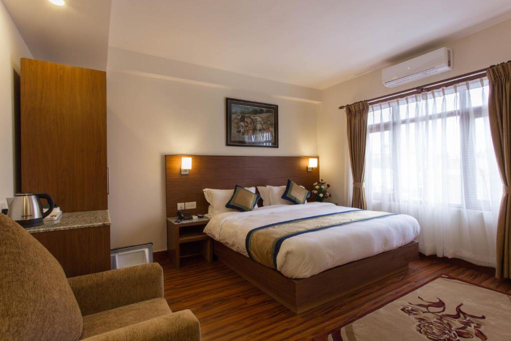 Postel nebo postele na pokoji v ubytování Oasis Kathmandu Hotel