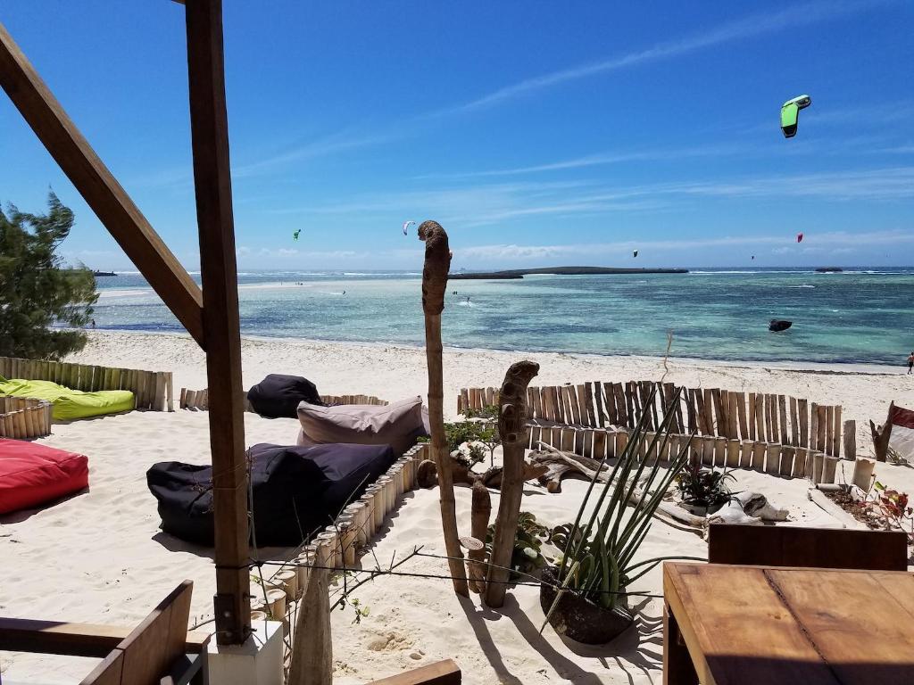 - une plage avec une clôture en bois et l'océan dans l'établissement KiteParadise-Madagascar, à Diego Suarez