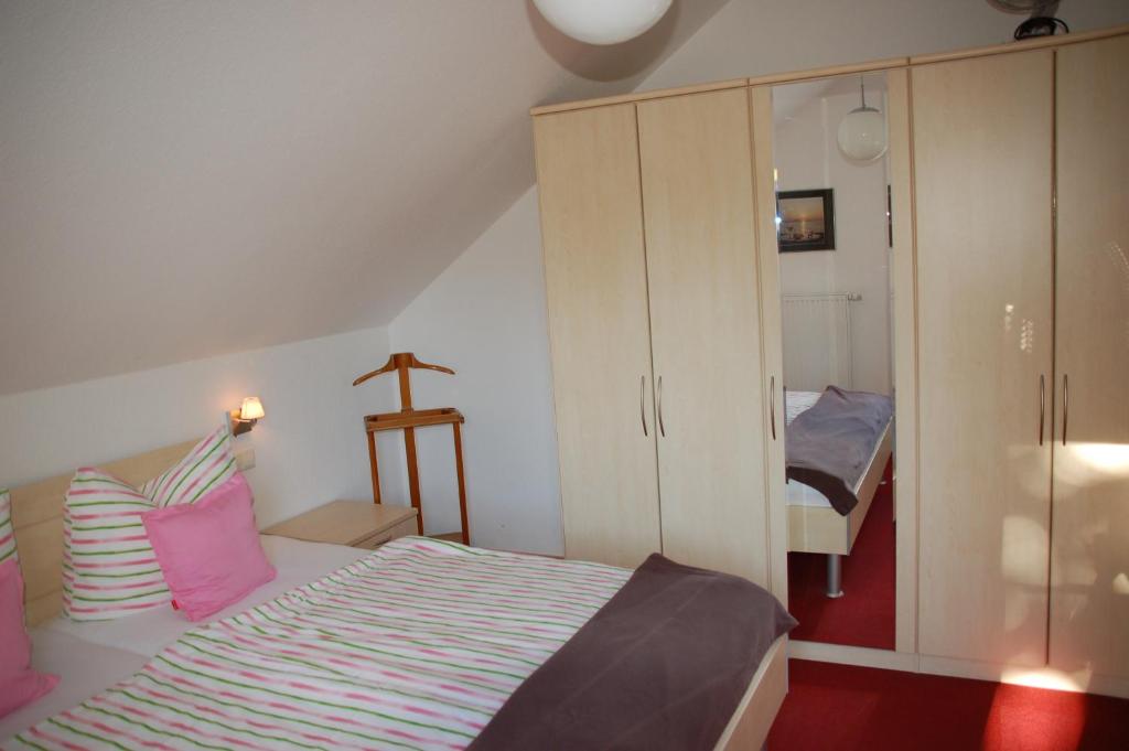 アンデクスにあるErholungsfuechse Andechsの小さなベッドルーム(ベッド1台、キャビネット付)