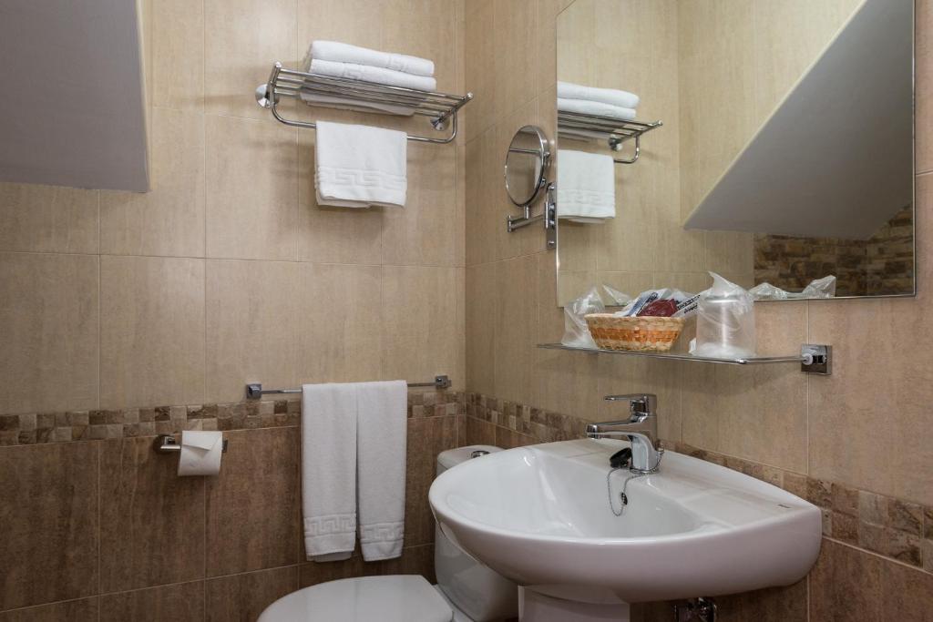 H. Ciudad de Lepe - Family Room With Private Bathroom