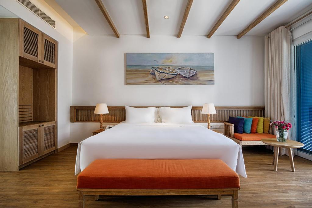 King Junior Suite with Terrace and Bathtub