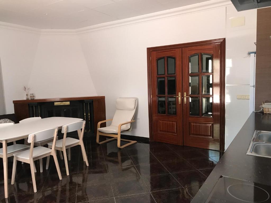 Una cocina y un comedor con mesa y sillas. en Mirador Tierra de Frontera, en Alcalá la Real