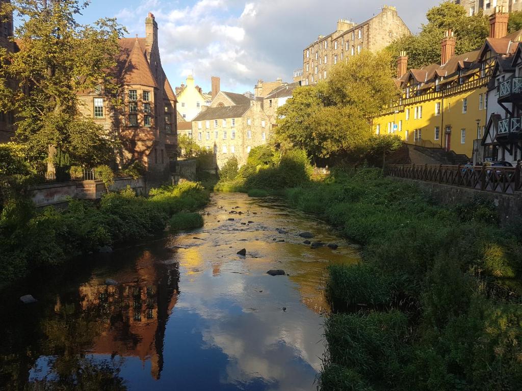 Dean Village - Lovely 2 bed in picturesque Dean Village with balcony and private parking