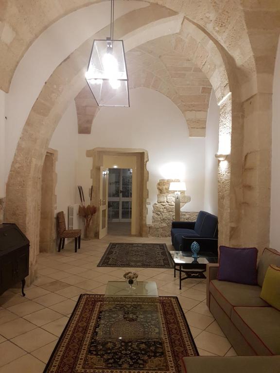 A seating area at La Dimora di Clary