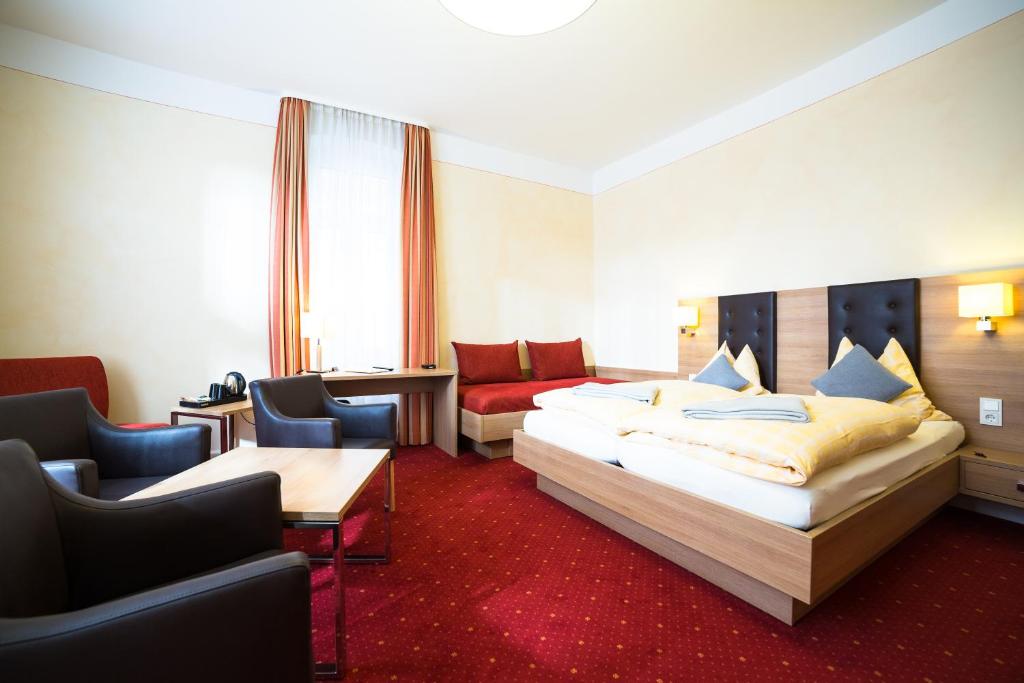 En eller flere senge i et værelse på Hotel-Pension Berger
