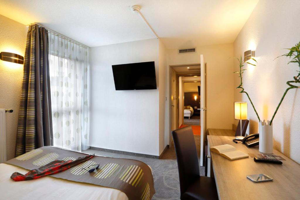 TV a/nebo společenská místnost v ubytování B&B HOTEL Montbéliard-Sochaux