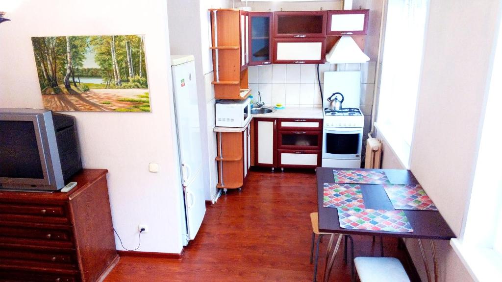 ニジネカムスクにあるАпартаменты на Тукая 32の小さなキッチン(テーブル、テレビ付)