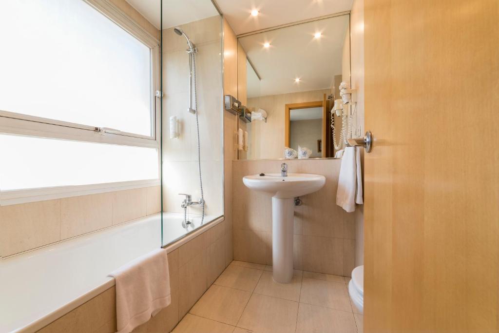 A bathroom at Infanta Mercedes