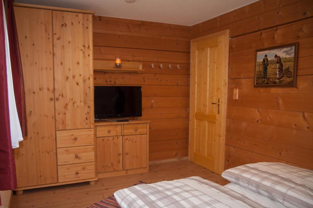 Televízia a/alebo spoločenská miestnosť v ubytovaní Chalet an der Traun