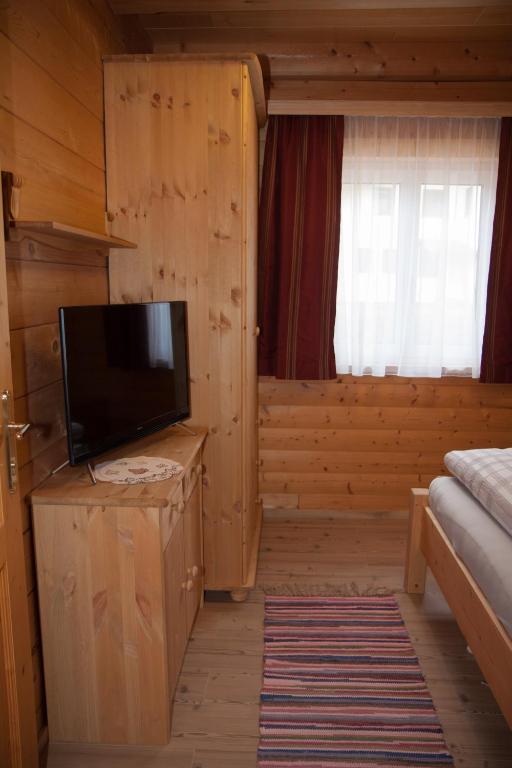 Televízia a/alebo spoločenská miestnosť v ubytovaní Chalet an der Traun