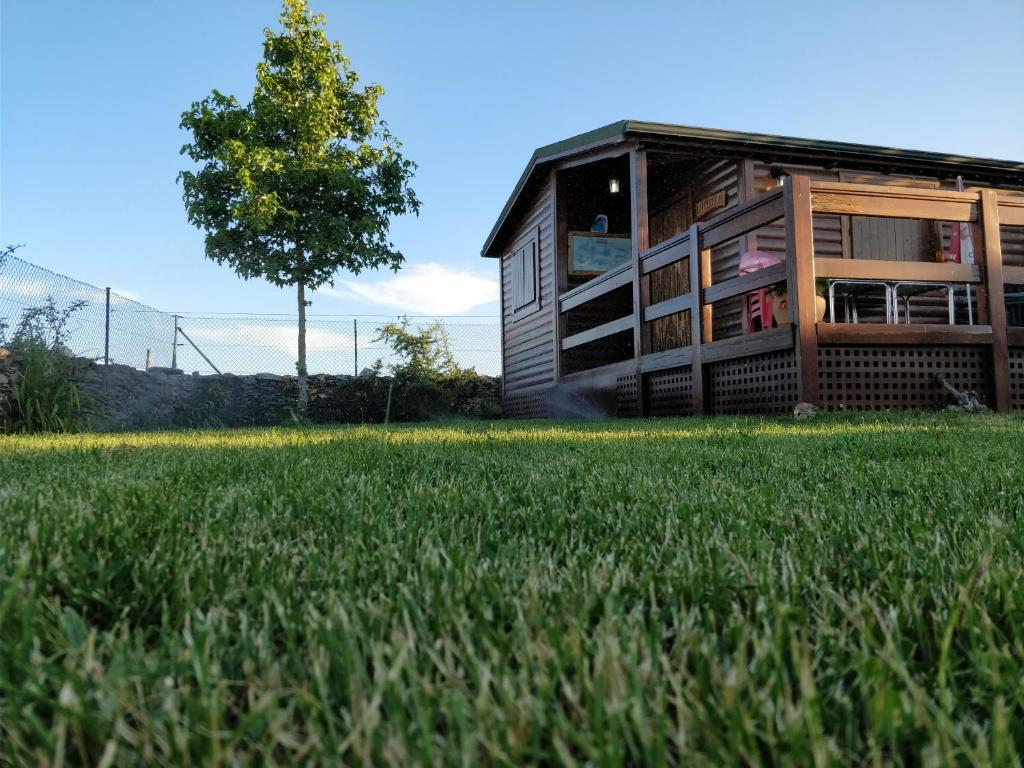 a house in the middle of a field of grass at La Facera, Cabañas de Madera in Valparaíso
