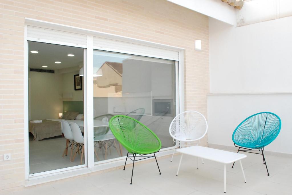 バレンシアにあるPuerta de Serranosの窓際の椅子2脚とテーブル