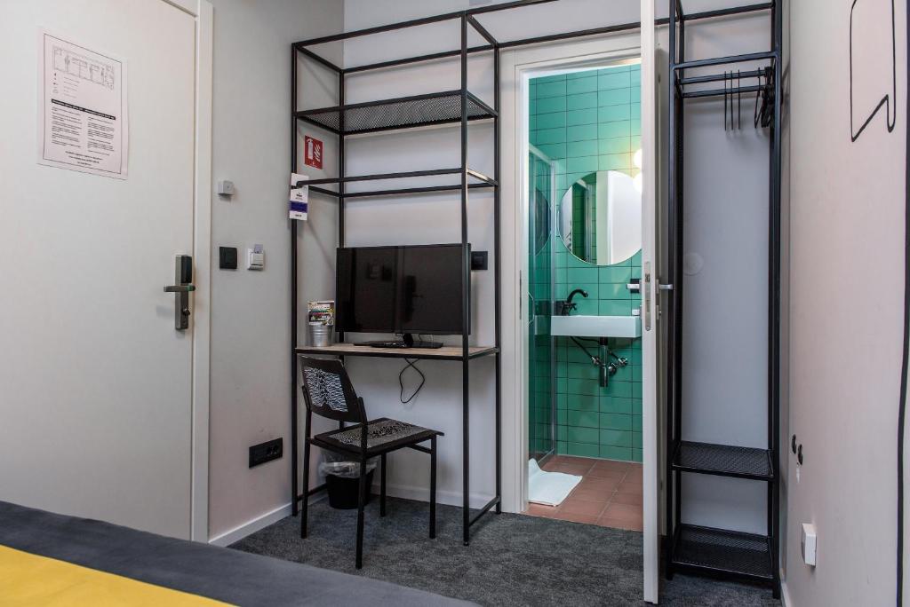 Televízia a/alebo spoločenská miestnosť v ubytovaní Stay Swanky Hostel