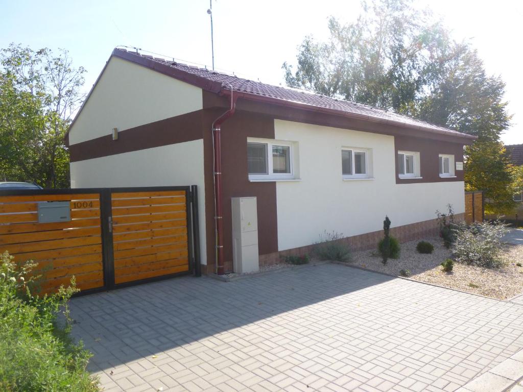 ein weißes und braunes Haus mit Garage in der Unterkunft Pohoda Morava in Čejkovice
