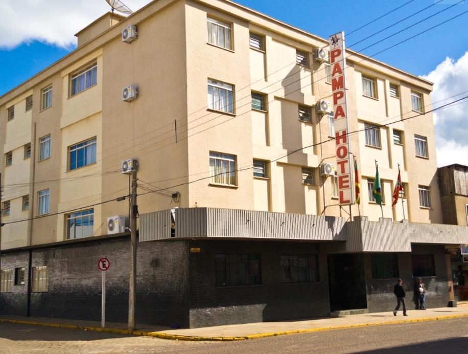 un edificio all'angolo di una strada di Pampa Hotel a Vacaria