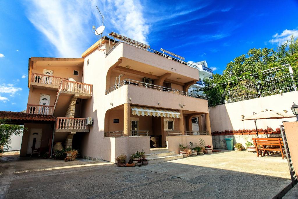 un edificio de apartamentos con balcones y patio en Villa Glavanovic, en Bar