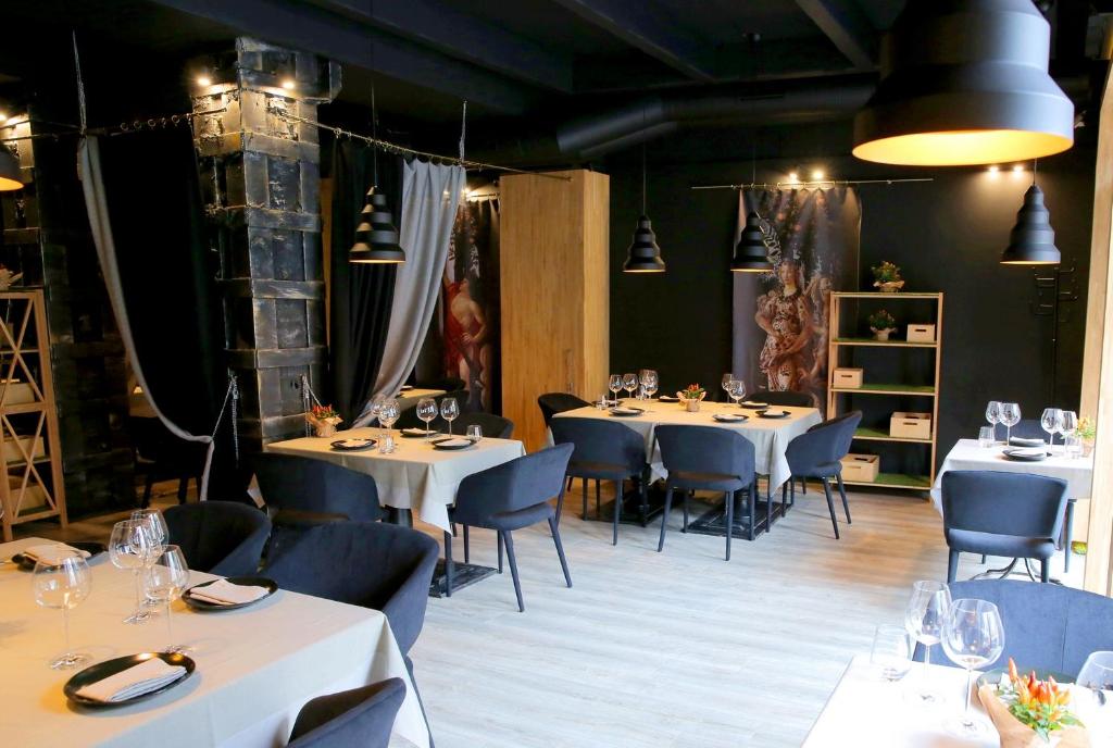 Restaurace v ubytování Number 21 by DBI
