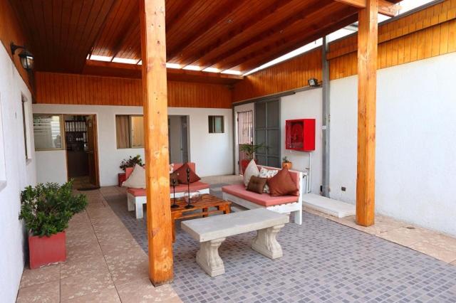 un patio al aire libre con sofá y mesa en Hotel Pulmahue, en Copiapó