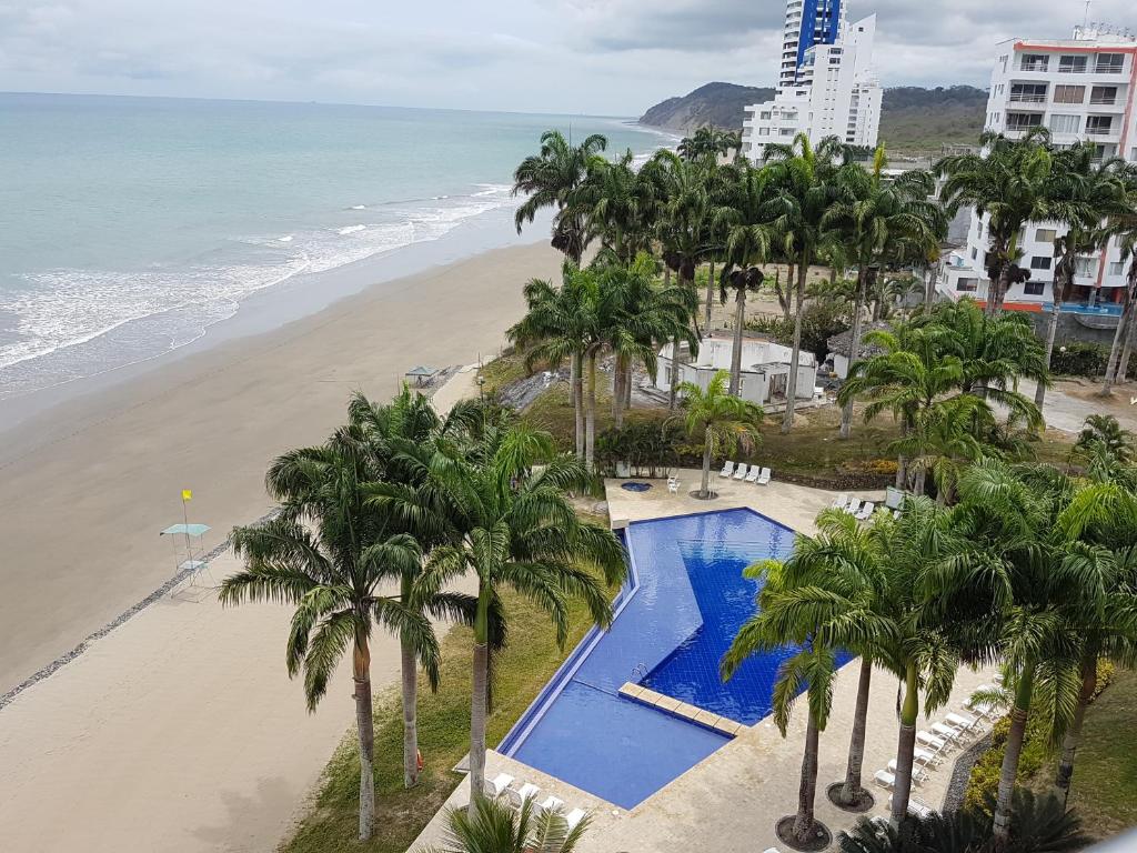 una vista aérea de una playa con piscina y palmeras en Makana Suite 6-11, en Tonsupa