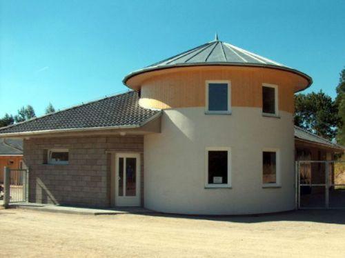 ein kleines Haus mit einem runden Turm darüber in der Unterkunft Motel Dacice in Dačice