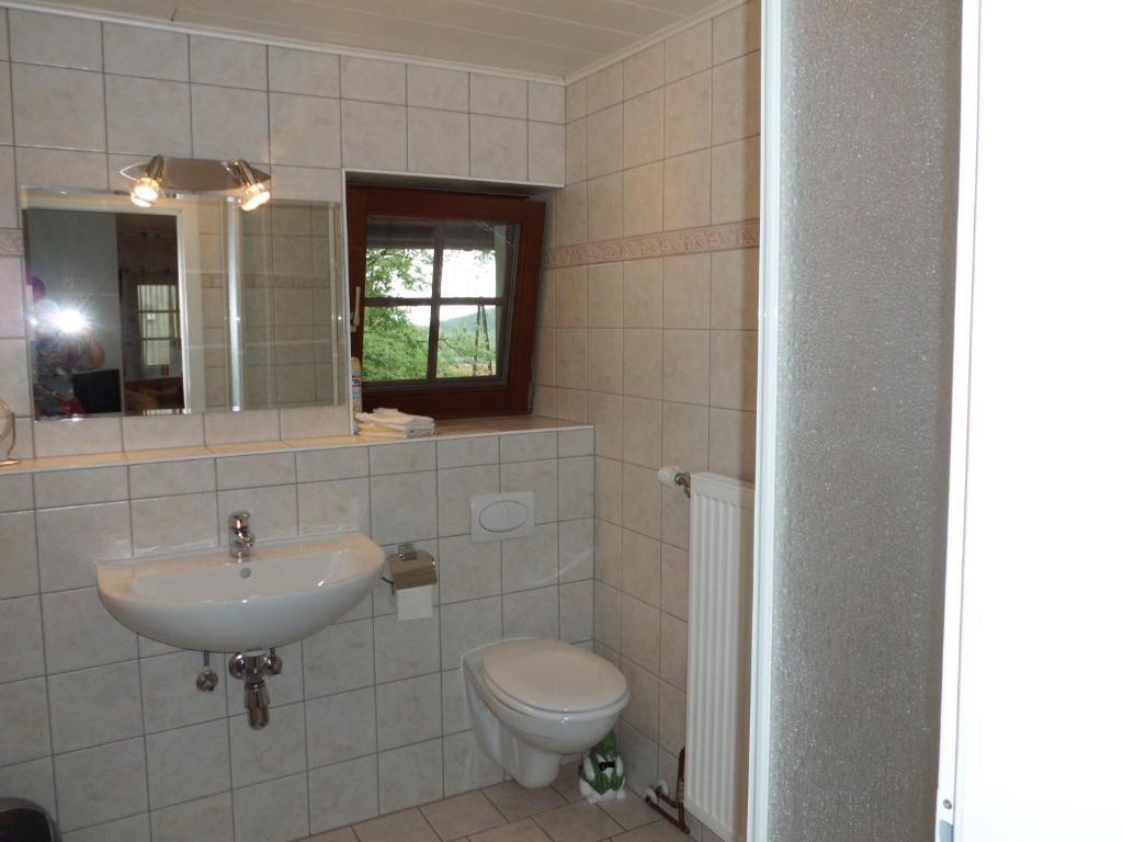 A bathroom at Fewo-Lenz