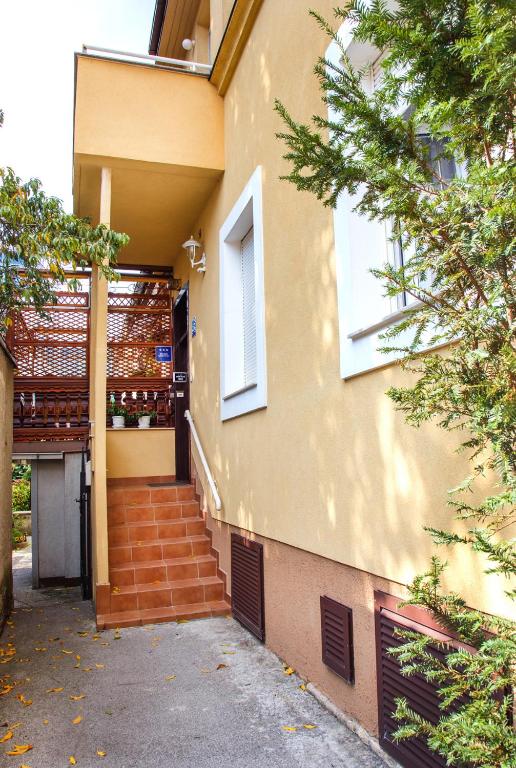 Budova, v ktorej sa apartmán nachádza