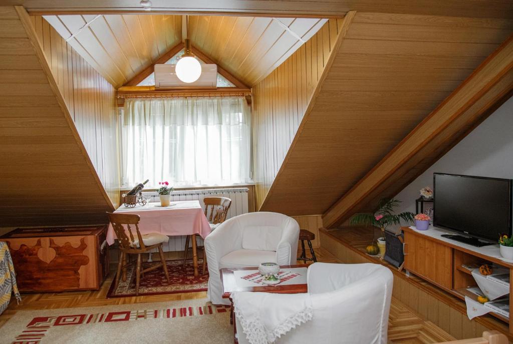 Televízia a/alebo spoločenská miestnosť v ubytovaní Apartment Ferk