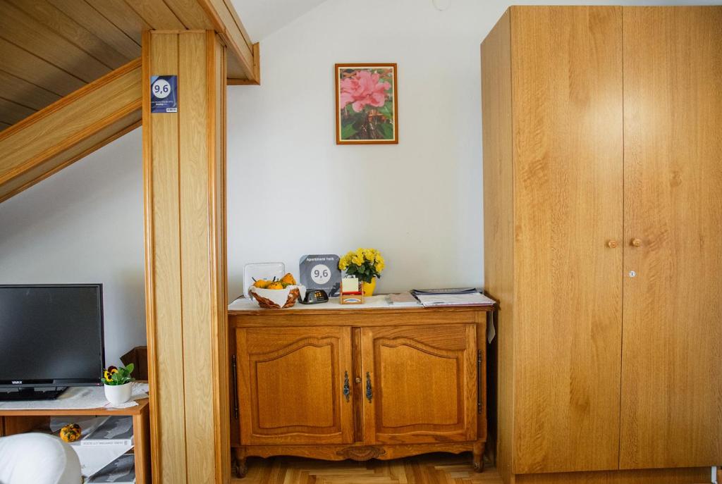 Televízia a/alebo spoločenská miestnosť v ubytovaní Apartment Ferk