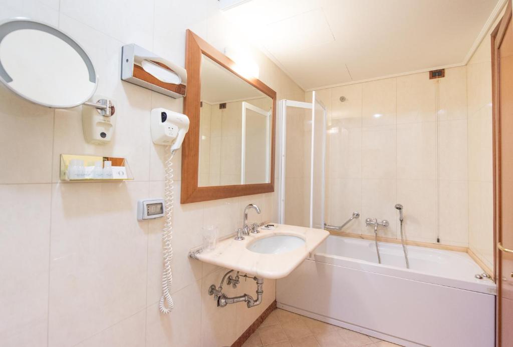 A bathroom at Diana Park Hotel