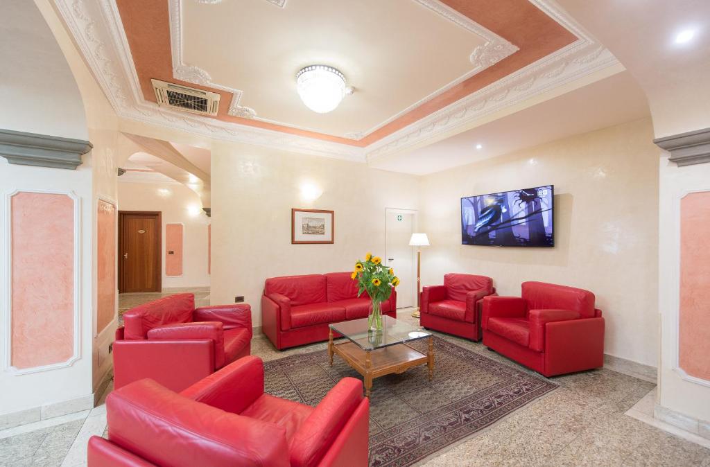 A seating area at Diana Park Hotel