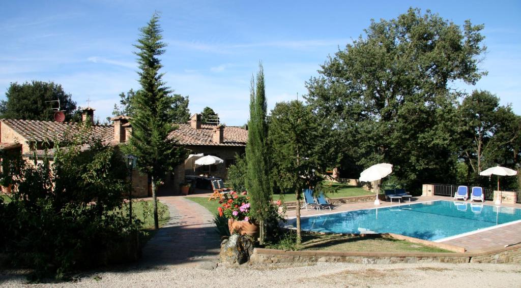una piscina en un patio con una casa en Casa Grazia, en Gambassi Terme